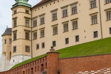 Wawel şatosunun bir parçası bir duvar ve bir kule. Krakow 'daki Wawel Kalesi
