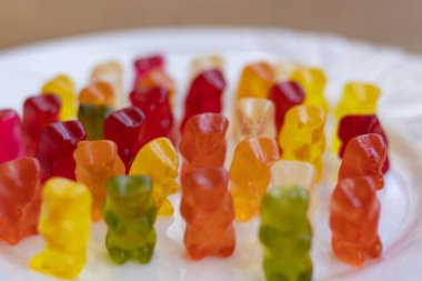 Beyaz tabakta renkli jöle ayılar, yakın görüş.