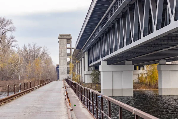 キエフ市内の未完成の灰色の橋が川の島に 橋の建設 古い橋と新しい橋 — ストック写真