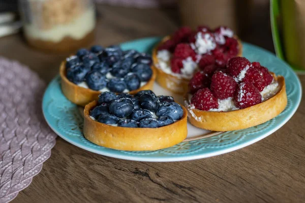 Läckra Tartlets Från Kortskorpan Bakverk Med Blåbär Och Hallon — Stockfoto