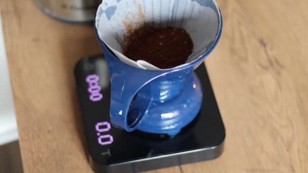 スケールのコーヒーとフィルターに熱湯を入れる 淹れコーヒーの工程映像 — ストック動画