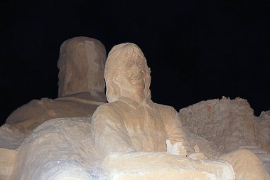 Oturan Poz 'da Yarısı Oyulmuş Adam