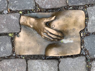 Ünlü Binanın önündeki Metal Sanatı