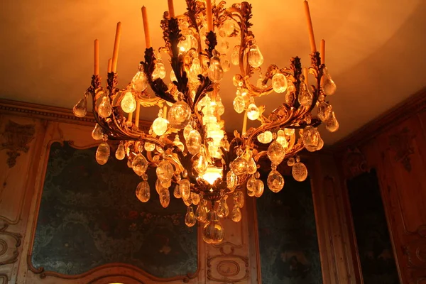 Interior Glowing Crystal Chandelier — Stock Photo, Image