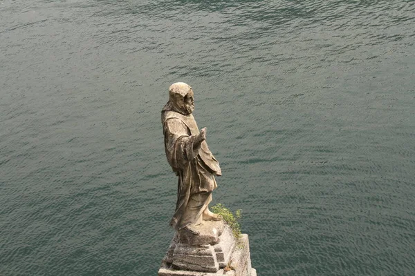 Vecchia Statua Senza Nome Vicino All Acqua — Foto Stock