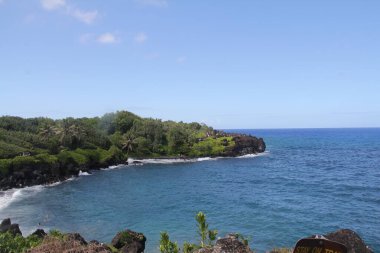 Güneşli bir günde Güzel Sahil Manzarası