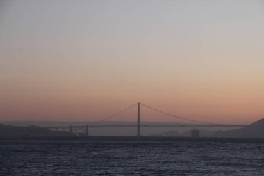 Alacakaranlık sırasında Köprü - Uzak Görünüm