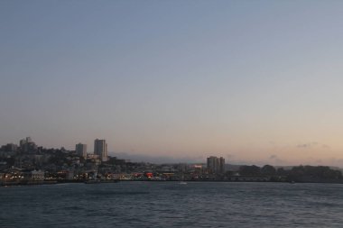 Akşam saatlerinde bir adadan şehir