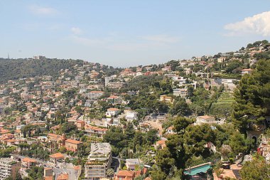 Şehir Manzarası - Tepedeki Bina ve Ağaçlar Görünümü