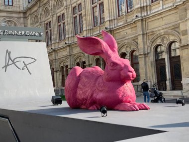 Şehirdeki Büyük Pembe Tavşan