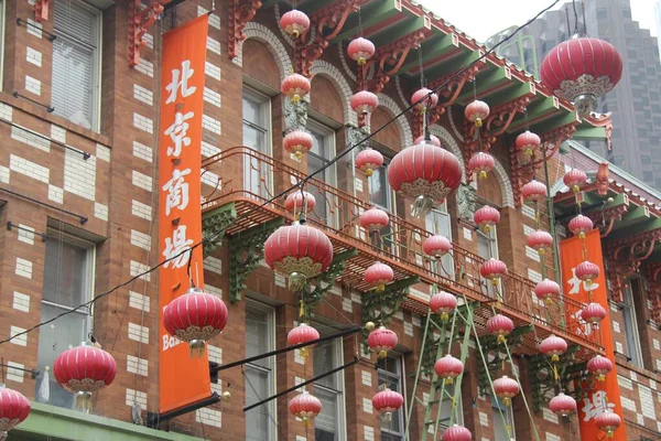 Sokakta süslenmiş Çin Fenerleri