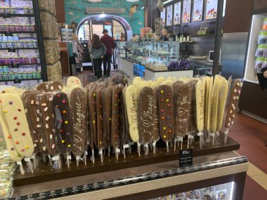 Bir Dükkanda Siyah ve Beyaz Çikolata Lolipopu