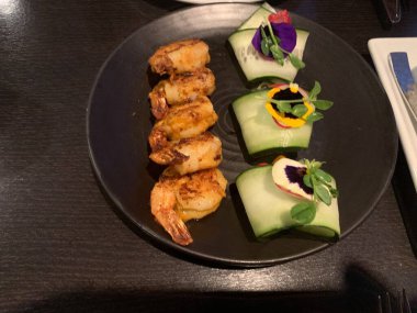 Restoranda karidesler servis ediliyor.