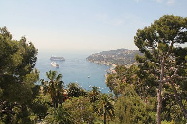 Manzara - Deniz kenarındaki tepeler ve ağaçlar