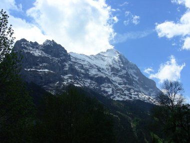 Tepedeki Binaların Gökyüzü Görünümü