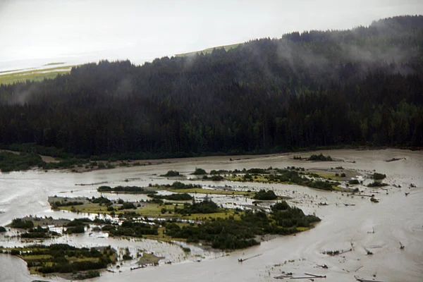 Flood Perto Foggy Mountain Areas — Fotografia de Stock