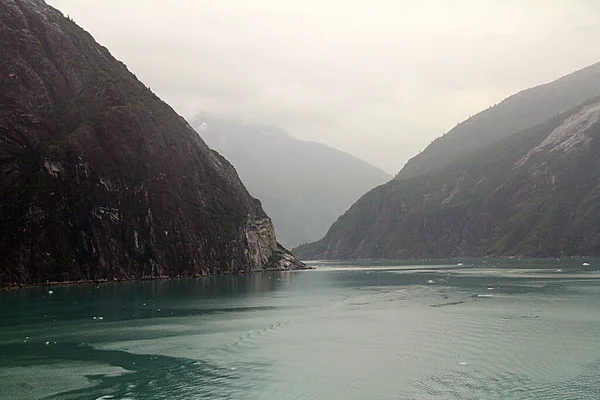 Paysage Rivière Traversant Foggy Hills — Photo