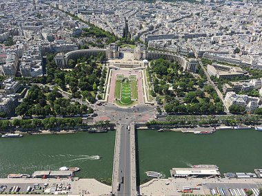 Paris 'teki Trocadero Gardens Parkı' nın tam manzarası