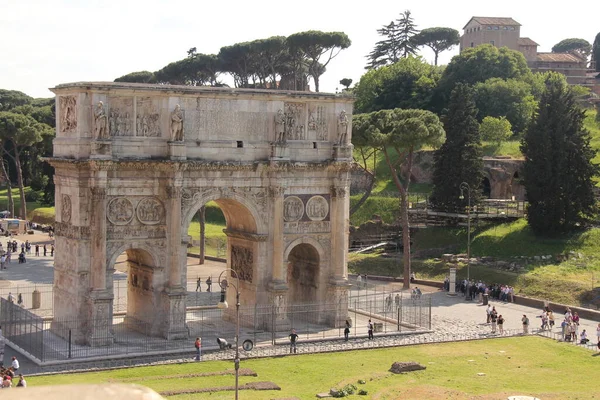 Coliseo Arco Constantino Cerca Greenery — Foto de Stock
