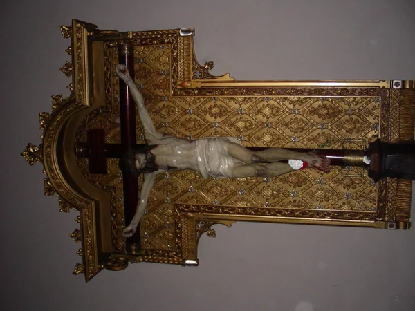 耶稣在十字前视图中的十字架 — 图库照片