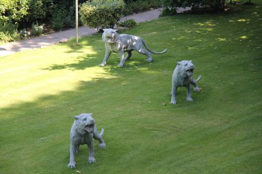 Graden 'de üç aslan heykeli