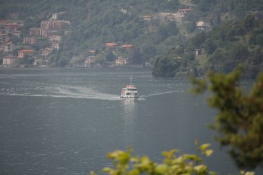 Motorlu Tekne Suda Seyahat Ediyor