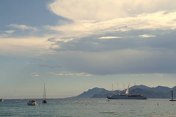 Nubes Sobre Las Colinas Del Mar Barco — Foto de Stock