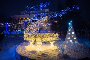 Novosibirsk opera ve bale tiyatrosu yakınlarındaki sokakta bir piyano, Rusya