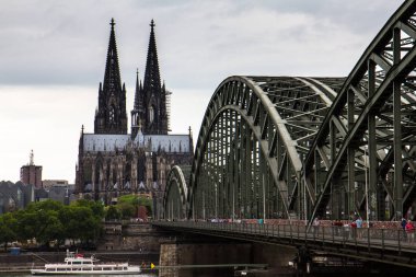 Almanya 'daki Köln Katedrali ve Köprüsü manzarası