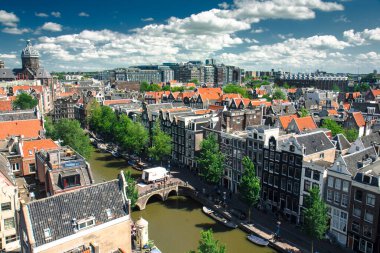 Hollanda 'daki Amsterdam kanallarına bak