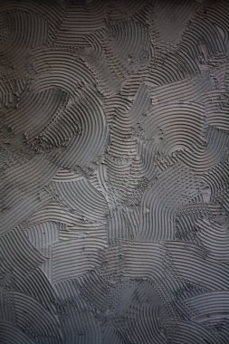 Duvardaki ince çizgilerin dalgalı desenleri