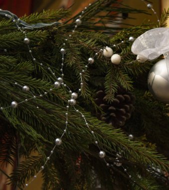 Noel süslemesi ladin dallarında boncuk çelenk