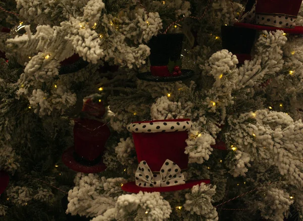 Decoração Forma Chapéus Velhos Cilindro Ramos Nevados Abeto — Fotografia de Stock