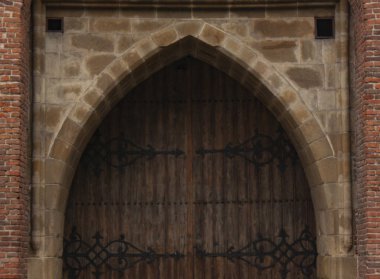 Küçük bir kaledeki eski kapı.