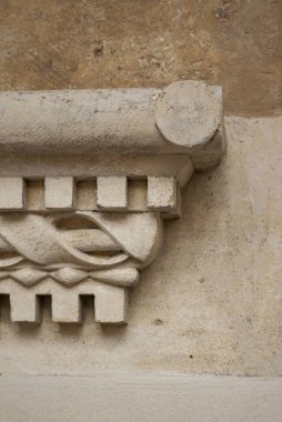 Işık taşından yapılmış eski bir pencere pervazının parçası