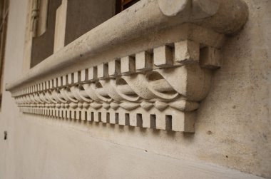 Kalıplı eski taş pencere pervazı. Mimari dekorasyonlu kale duvarının bir parçası.