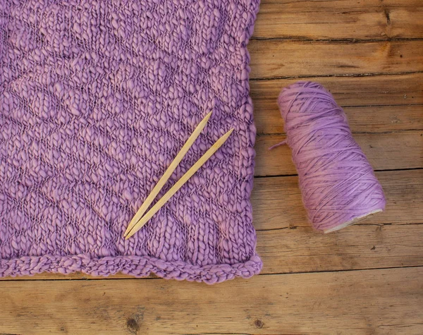 Auf Einem Holztisch Liegt Neben Stricknadeln Und Einem Fadenknäuel Ein — Stockfoto