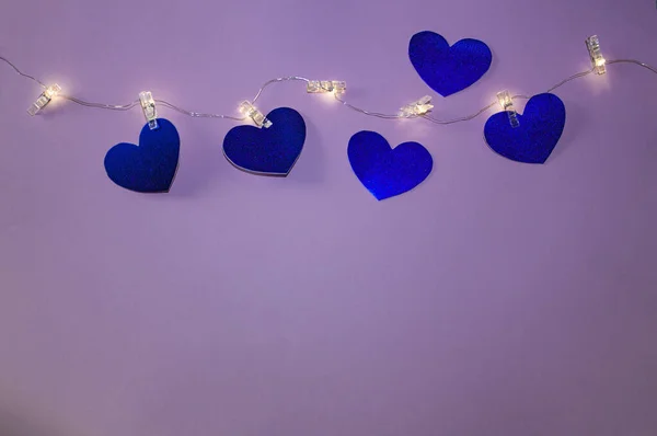 Пять Голубых Бумажных Сердец Висящих Гирлянде Прищепками Сиреневом Фоне — стоковое фото