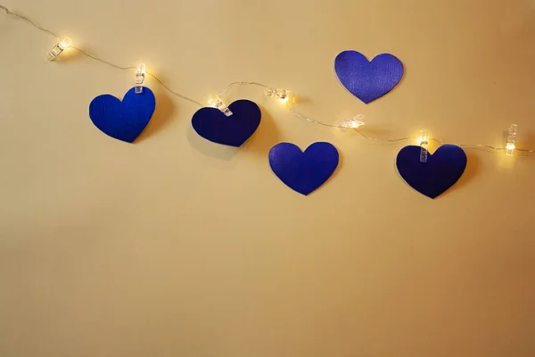 Пять Голубых Форм Бумажных Сердец Висящих Гирлянде Прищепками Бежевом Фоне — стоковое фото