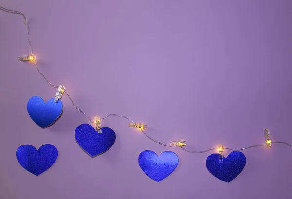 Пять Голубых Форм Бумажных Сердец Висящих Гирлянде Прищепками Сиреневом Фоне — стоковое фото