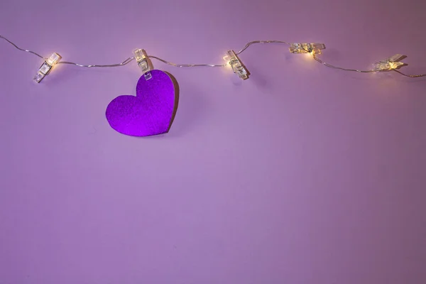 Corazón Púrpura Cartón Colgado Una Guirnalda Pinzas Ropa Sobre Fondo — Foto de Stock