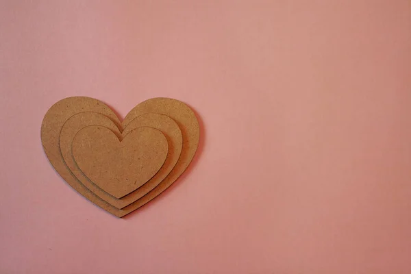 Сердце Трех Сердец Разных Размеров Фанеры Розовом Фоне — стоковое фото