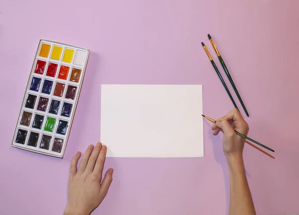 Manos Sosteniendo Pincel Para Pintar Sobre Una Hoja Blanca Papel — Foto de Stock