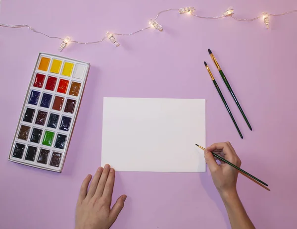Mani Degli Adolescenti Stanno Tenendo Pennello Dipingere Foglio Bianco Carta — Foto Stock