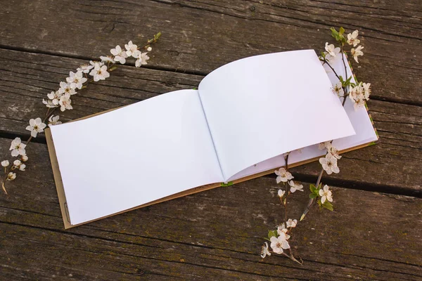 Caderno Aberto Com Páginas Brancas Branco Encontra Uma Mesa Madeira — Fotografia de Stock