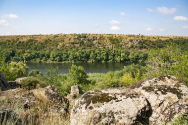 Güney Ukrayna 'daki Güney Böcek Nehri kanyonu. Sallanan granit taşlarıyla nehir kıyısında.