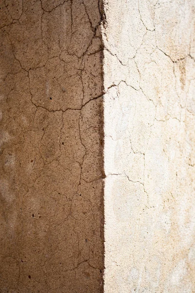 Угол Бетонной Стены Трещинами Половина Стены Находится Тени — стоковое фото