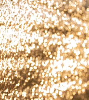 Altından bir ışıltı, bokeh ve bulanıklık ile arka planda bir bina yalıtımı folyosu