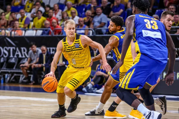 Basket Champions League Iberostar Tenerife vs Bc Peristeri — Stockfoto