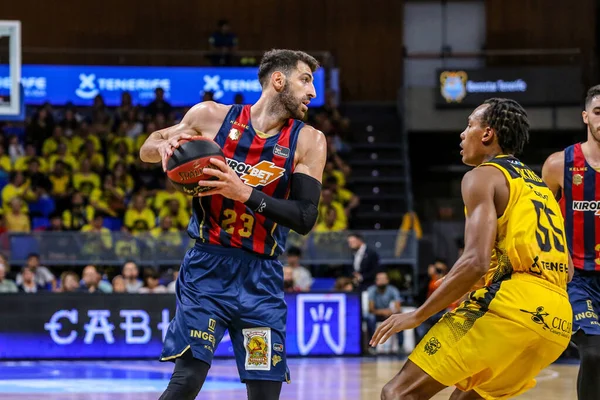 Iternational Basketball Teams Iberostar Tenerife vs Saski Baskonia — Stockfoto